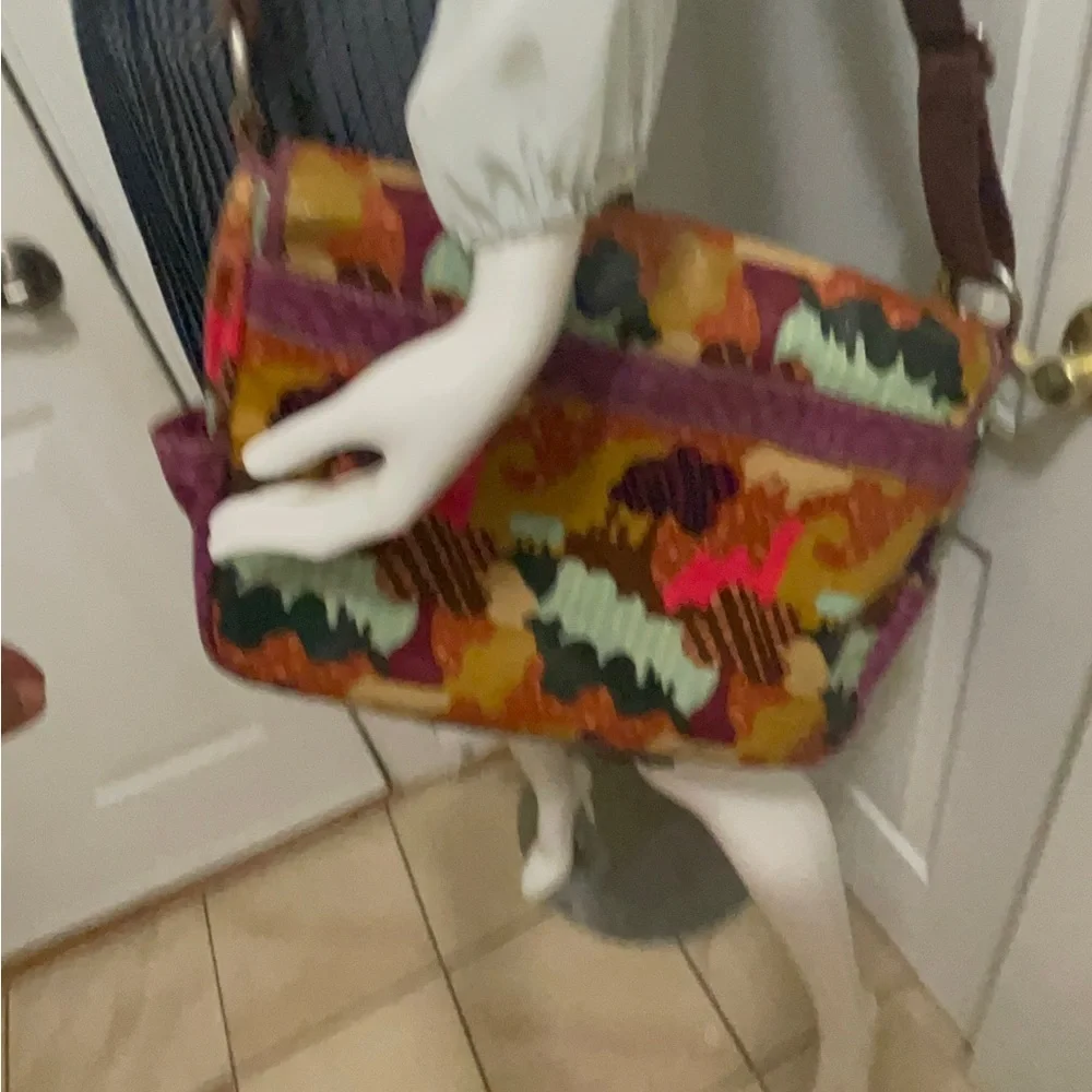 Fossil leather bag with long adjustable straps. Great clean condition
